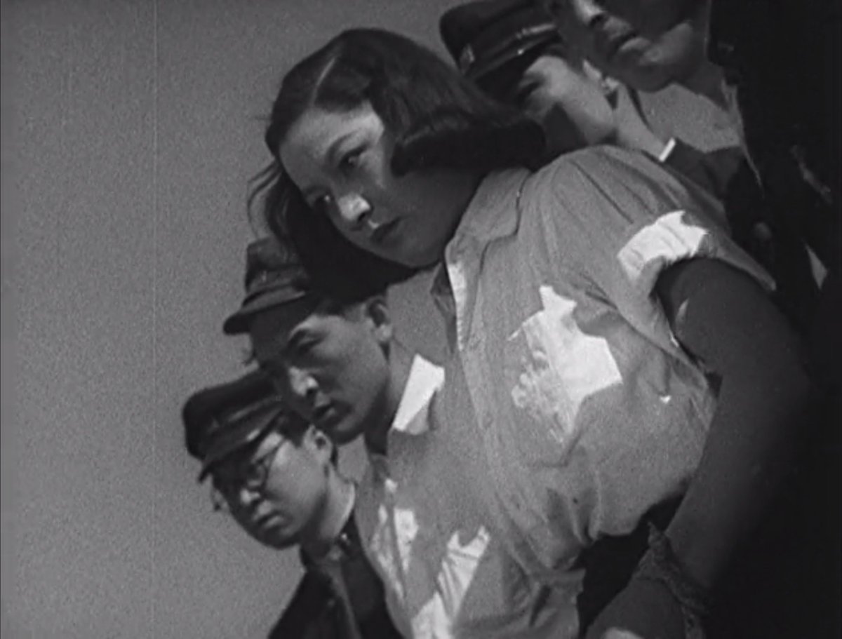 129) Não Lamento Minha Juventude (Waga seishun ni kuinashi, 1946)Dir: Akira KurosawaFot: Asakazu NakaiO quinto longa de Kurosawa é também seu primeiro com direito a ser chamado de "obra-prima", acompanhando cerca de 15 anos da vida de uma mulher através da História do Japão.