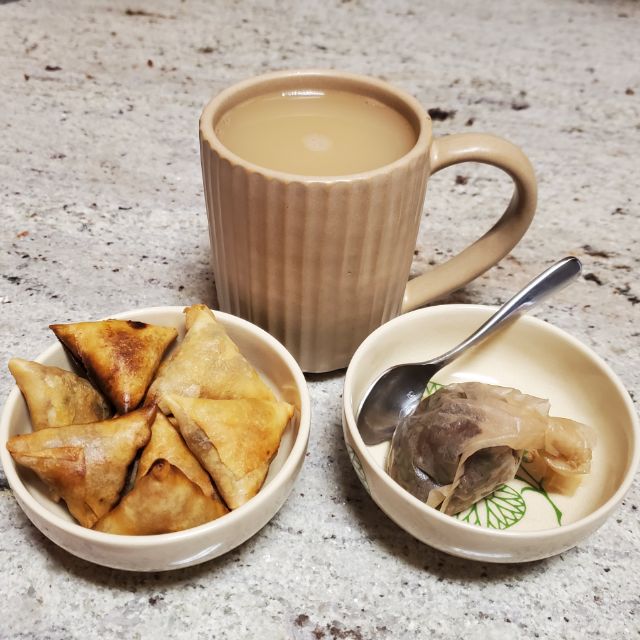 Daily tea time (from Tuesday).Darjeeling, with a few samosas.Darjeeling is a black tea (technically it's less oxidized but functionally it's black), and quality really makes a difference. This I got from Spice & Tea Exhange ( https://www.spiceandtea.com/  - they deliver).