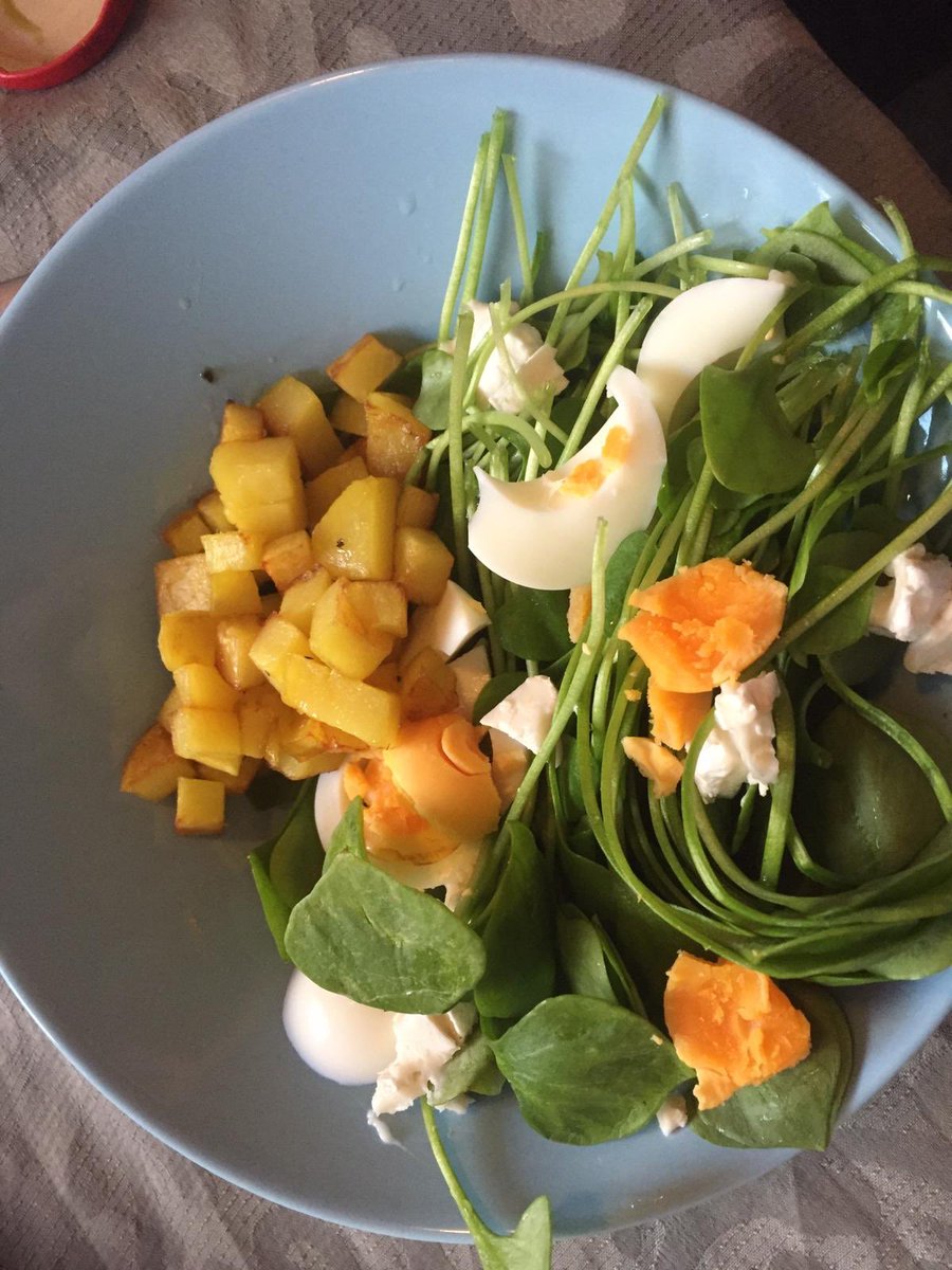 Vandaag kookte manlief (weer) heerlijk. Met ingrediënten via de <a href="/deStreekboer/">De Streekboer</a>. Winterpostelein. Eitjes. Geitenkaas. Aardappeltjes. 😋#kooplokaal #StayAtHomeAndStaySafe #weekendvibes