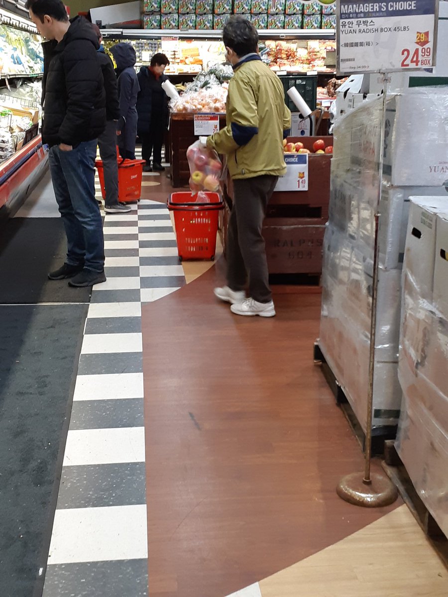 maychu's tweet image. Serious physical distancing issues at H Mart Coquitlam. 
Too many shoppers. I will not shop on weekends again.