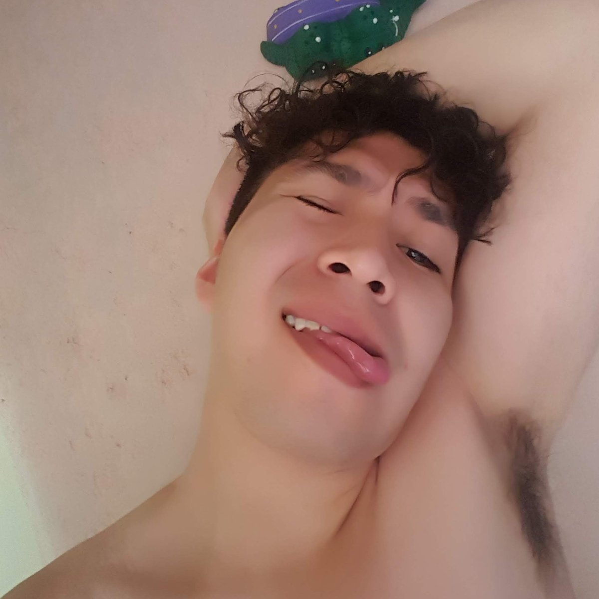 kerJair1's tweet photo. Aburrido en casa por cuarentena https://t.co/MAMM4pQQm1