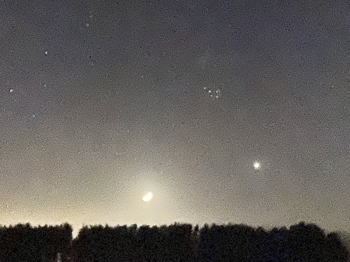 LucindaBoyle's tweet photo. The low crescent moon, Venus, and the Seven Sisters (Pleiades) #moonandvenus# #lowmoon #themoob #venus #themoonandvenus #brackley https://t.co/BgGk5qKx5R