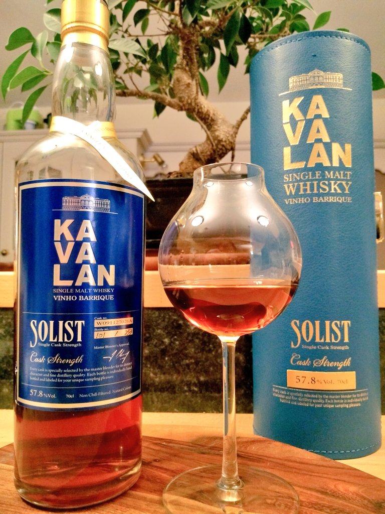 whiskeytalk2U's tweet photo. Last #SaturdayNightSip for me tonight and it's @KavalanWhisky .. I started with a Sherry bomb and am finishing with one..
🕑🕑🕑 Don't forget the clocks go forward tonight 🕑🕑🕑
Slainte all, thank you for joining in, keep on damming and #keepwellkeepsafe https://t.co/DIlc7cI7Xc