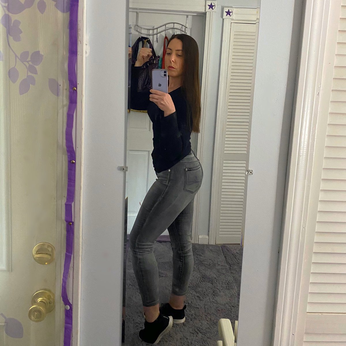 riri_hayes8's tweet photo. Yard work pose #Idontworkout πͺπ» https://t.co/SkftOj35pk