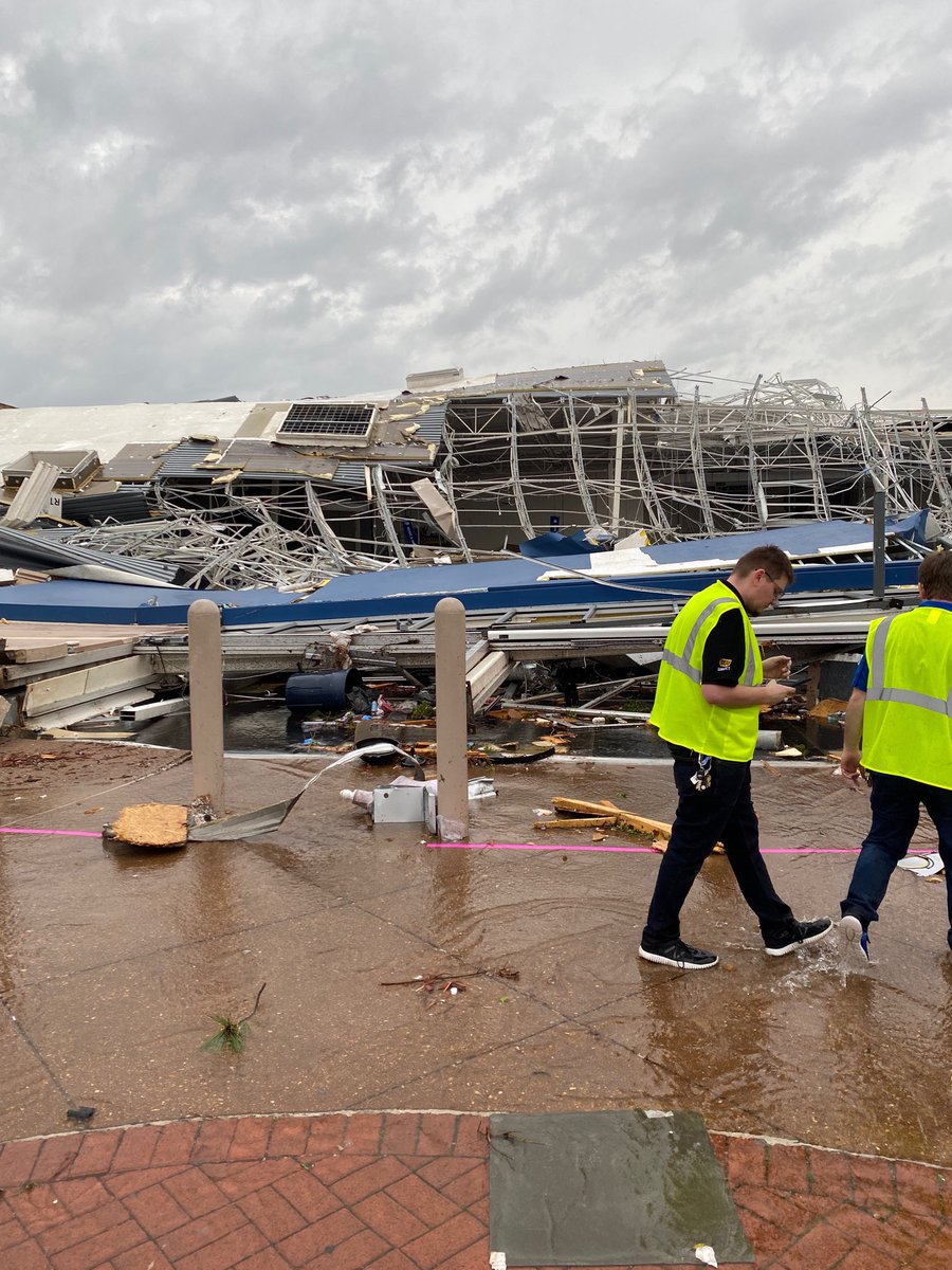 ToppyHux's tweet photo. My heart is breaking for my town. I’ve seen these terrible photos shared #Jonesboro https://t.co/EyM6xXtmlX