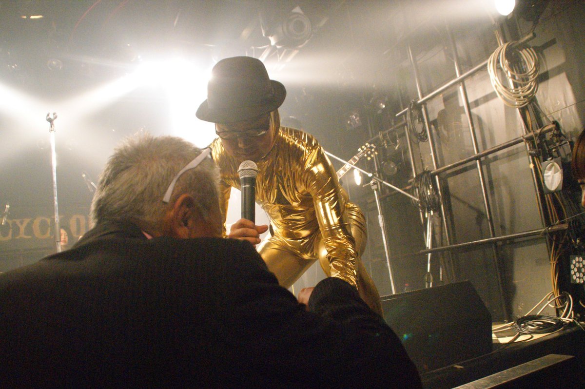 JAVAPUNK57's tweet photo. 先日は、ライブありがとう！
友情パワーをたくさん集めることができた！！　
お花もありがとう！！

離れていても、俺たちの心はつながっている！
絆は消えない！

また会おう！アデュ～
#ジャバPUNK https://t.co/ajxC9ze1kt