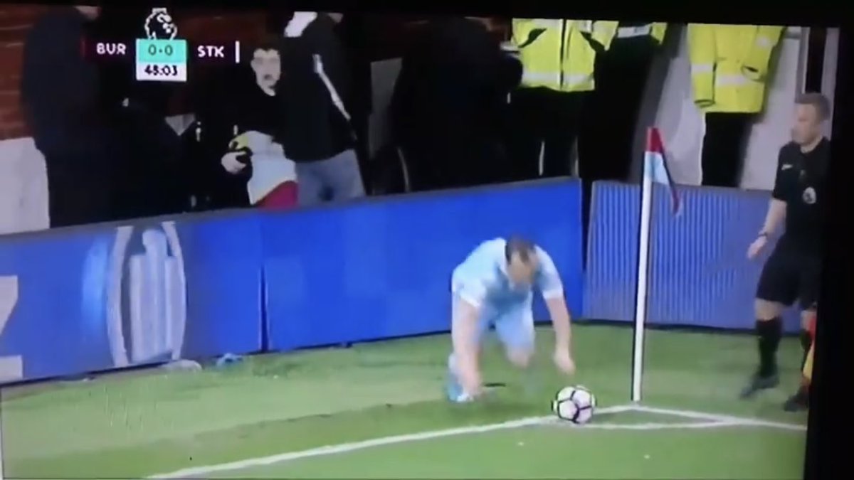 firstbroadcast's tweet image. If you are a football person please join the challenge of posting a football photo. Just one picture, no description. Please copy the text in your status, post a picture and look at some great memories/pictures.