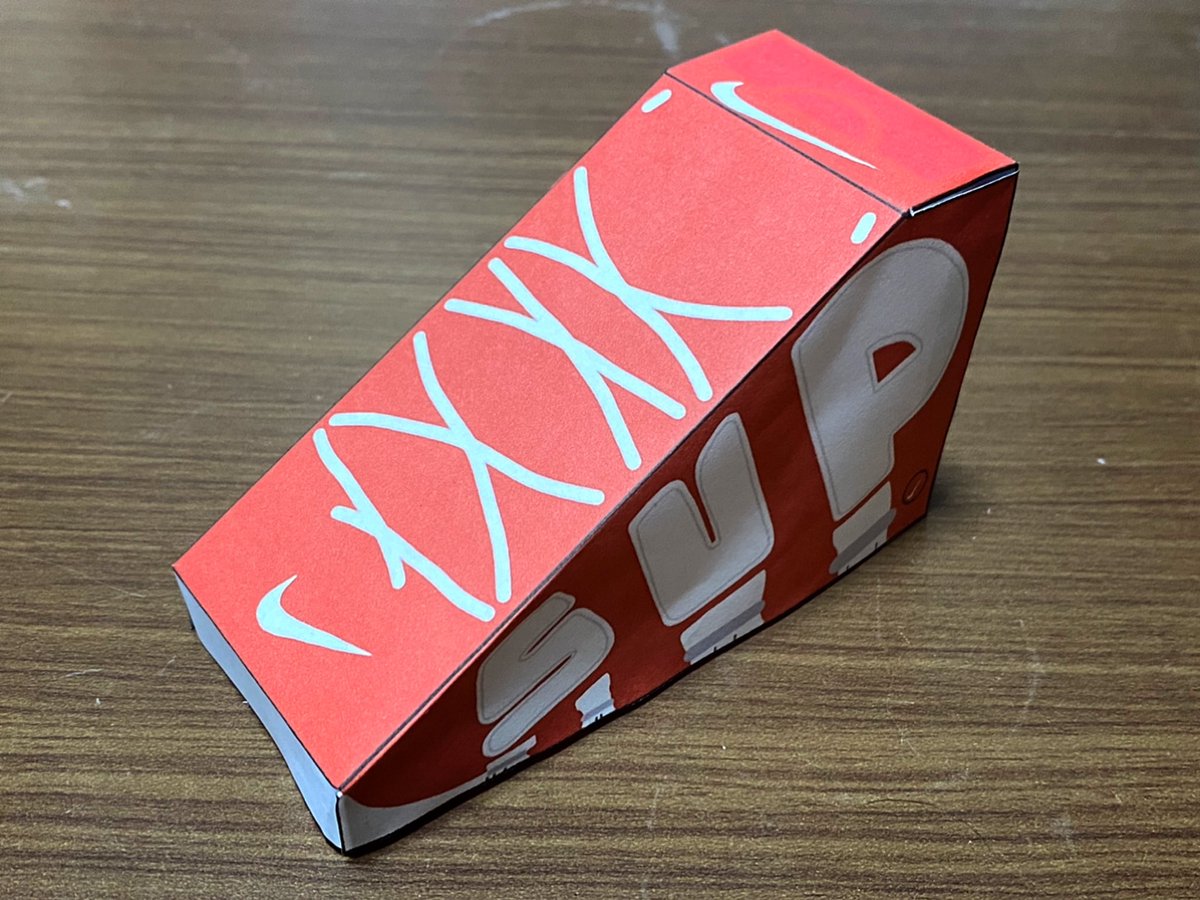 サガラタダシ Kingberry Nikeとsupremeのコラボで人気だったスニーカー モアテン のペーパークラフト作りました もちろん展開図 デザイン全てやりました Nike Supreme スニーカー ペーパークラフト コロナに負けるな
