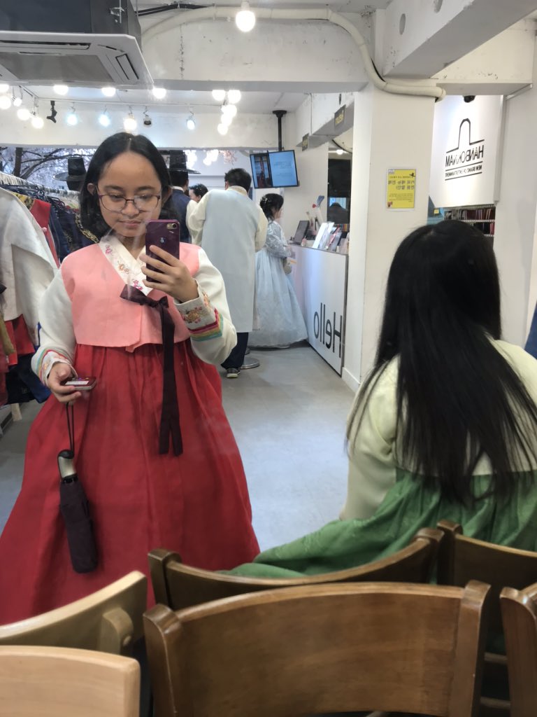 Lining up to get our hair done. Take me back. 🙇🏻‍♀️💜🇰🇷 
@mango_1209 

#SeoulAdventures