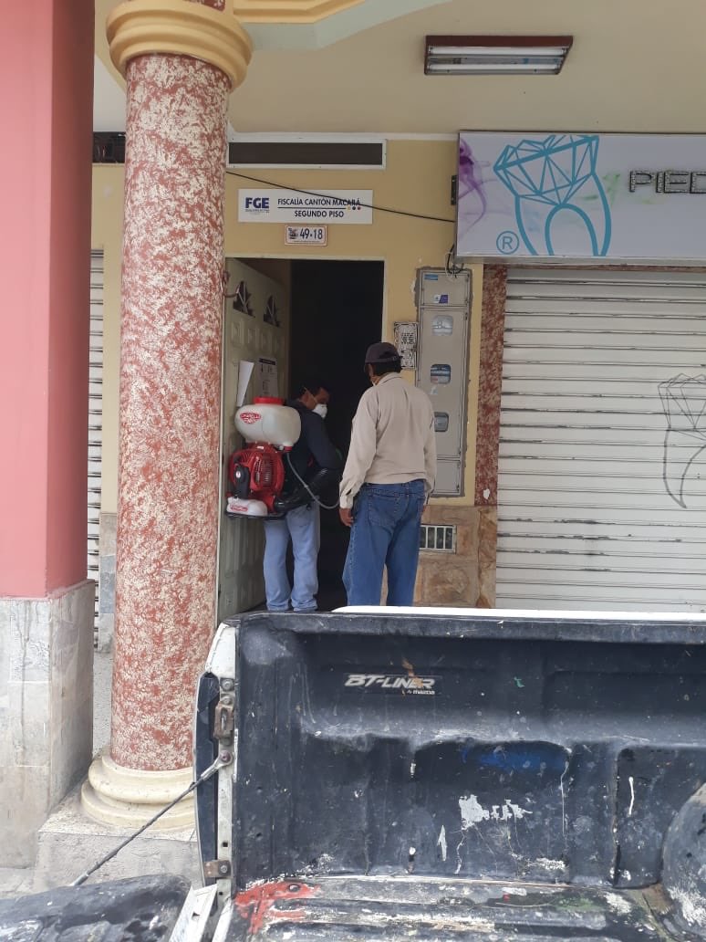 SarmientoGarzon's tweet photo. Se fumigaron las Oficinas de la Fiscalía del Cantón Macara Prov. De Loja @DianaSalazarM2 @FiscaliaEcuador https://t.co/pgP0nAPUlV