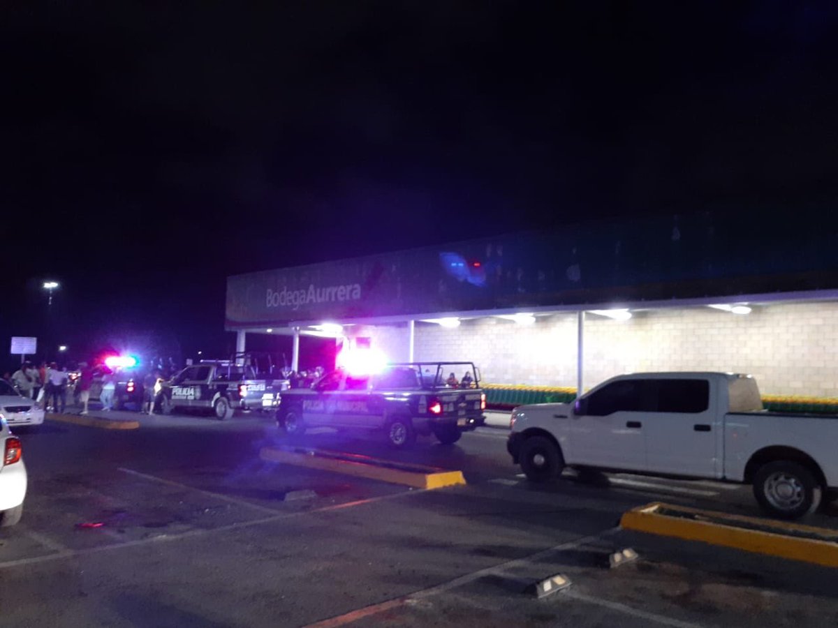 MaraLezama's tweet photo. Como parte del operativo especial #MáximaPresencia, elementos de la @smspytbj, identificaron y detuvieron a tres personas en la #Sm259 tras el intento de saquear una tienda departamental. Ya se encuentran a disposición de la @FGEQuintanaRoo como presuntos responsables. @SSP_QROO https://t.co/Cp0w85KIeX