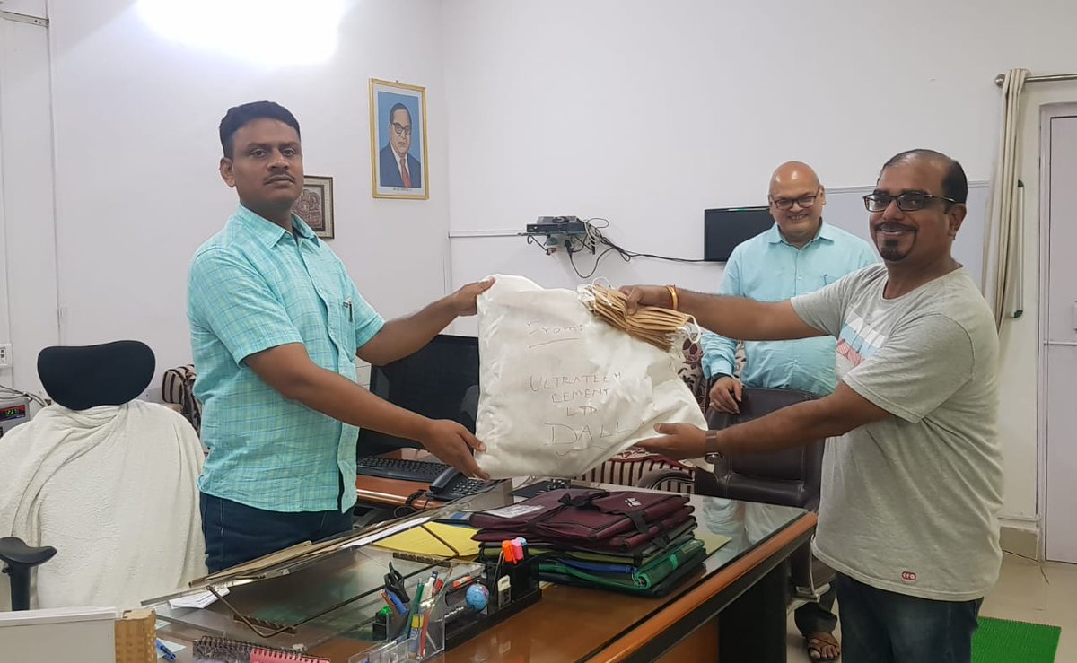 NrlmDmmu's tweet photo. जिलाधिकारी, सोनभद्र को समुहो द्वारा बनाया गया मास्क वितरण हेतु दिया गया, NRLM SONEBHADRA https://t.co/ix5WOCc3RW