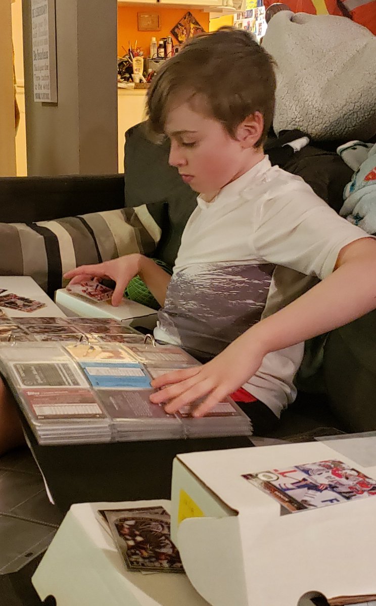 Pitaman75's tweet photo. Karsyn's been paging individual player pages for about 4 and a half hours now... 😁😎 #DoSumthin' ☺👍 #Collect #MLB @Topps https://t.co/JGtUGk48Yl