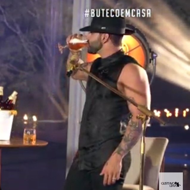 JJulioCCezar's tweet photo. Gusttavo lima ensinando a se imunizar 
#ButecoEmCasa

Álcool por fora/ álcool por dentro https://t.co/KBNGQxOJYe