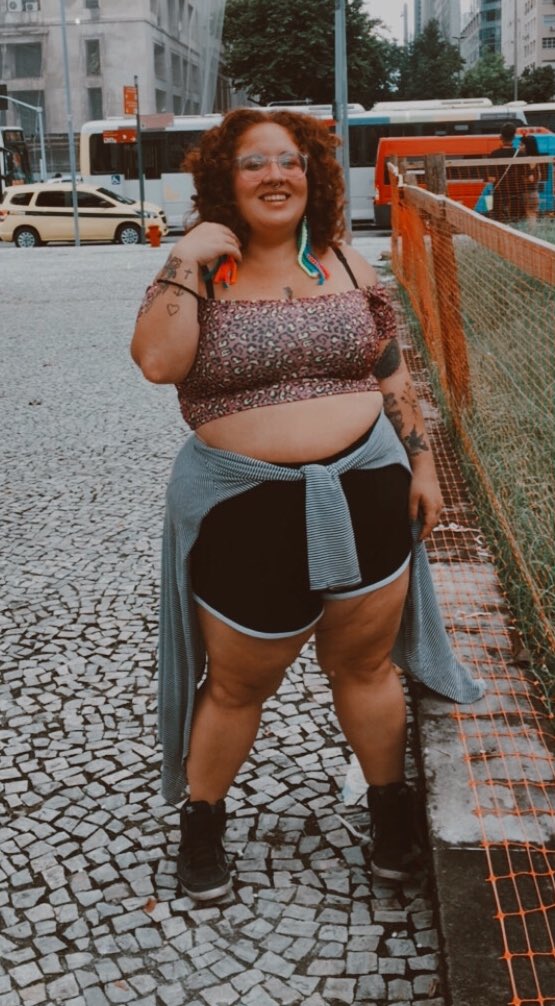 laarices's tweet photo. por muito tempo gordes ficaram escondendo seus corpos.
então não venham com essa de “nossa, mas toda hora precisa mostrar o corpo?”.
sim, preciso mostrar toda hora. se não gosta, se resolve você. eu to resolvida.
#GordaAwards https://t.co/KrrNz1DzBI