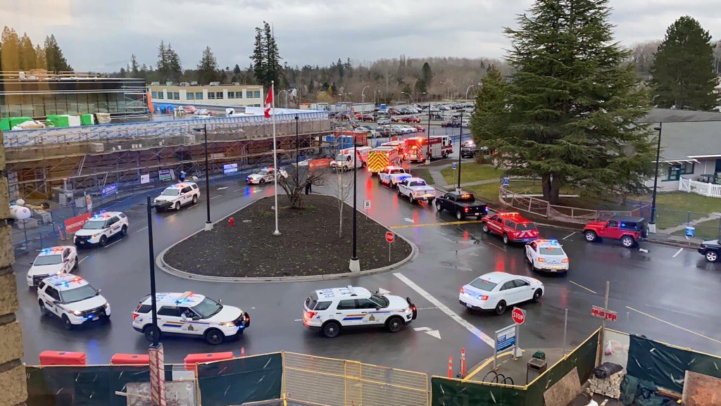 LangleyRCMP's tweet photo. Sirens of support. #FrontLineForTheFrontline https://t.co/02Gfql37cV