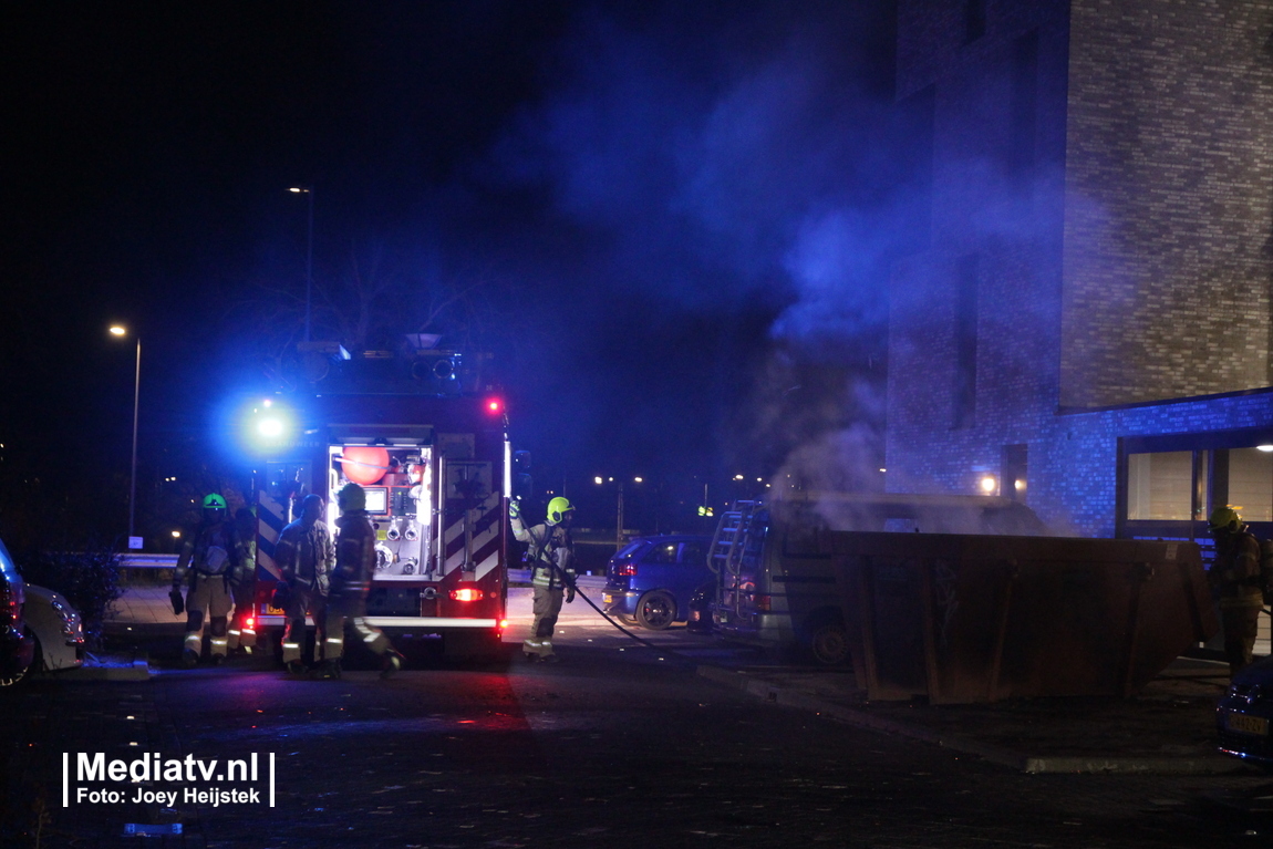 Brandweer blust containerbranden in Capelle a/d IJssel en Rotterdam -..