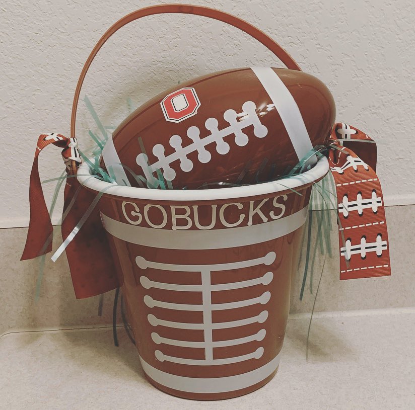 MelBear26's tweet photo. I did some crafting today for Easter. #Quarantine #Easter #GoBucks #GoBosa 🏈🐰🐻🌰 https://t.co/kuAmFWbdjO