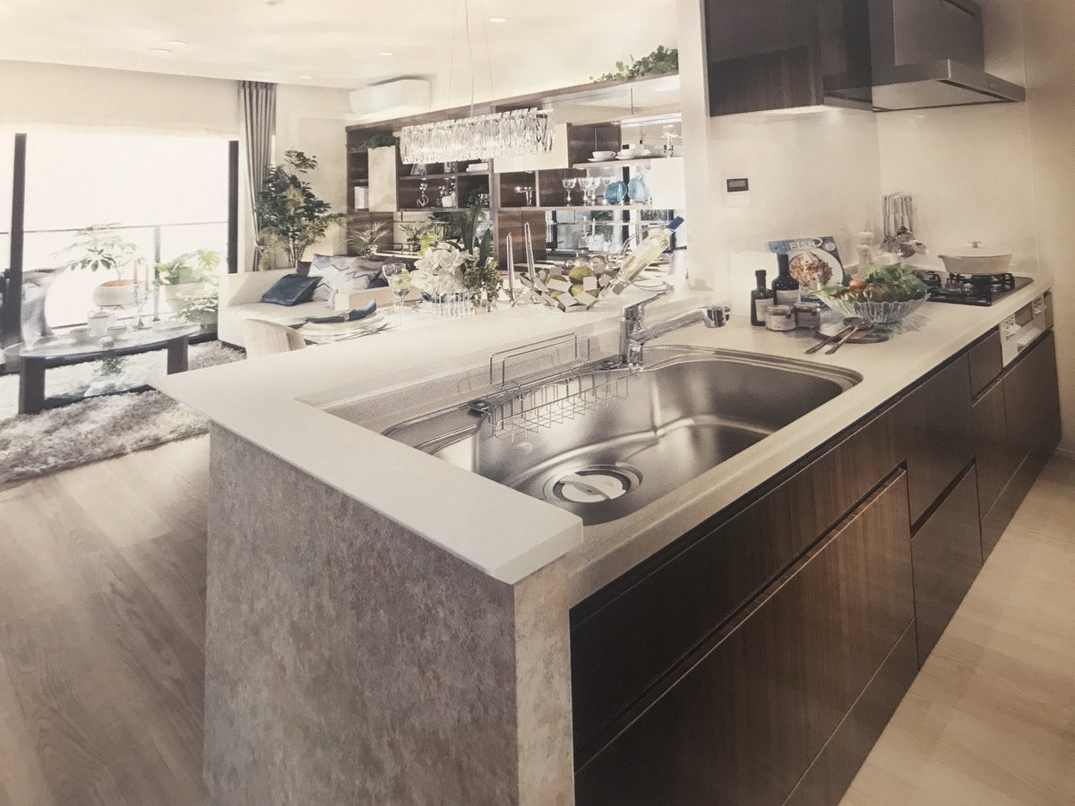 すまいよみ キッチンカウンタートップ 立ち上がりがあるタイプ 左 フルフラット 右 最近モデルルーム見ると 8割がフルフラットかな 特に高級感出す天然石の仕様だとフラットの選択肢になりますね 妻いわく使い勝手はどちらでも良いけど キッチンの中