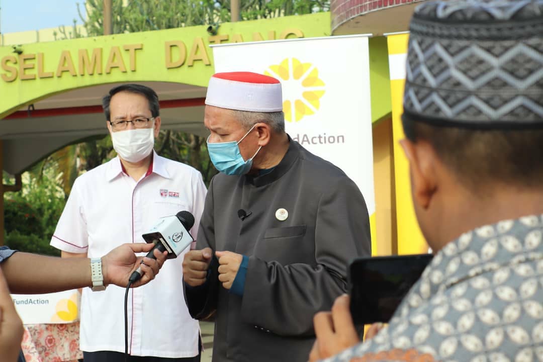 drzul_albakri's tweet photo. YB Menteri di Jabatan Perdana Menteri (Hal Ehwal Agama) mengedarkan bantuan makanan "Smile Pack" kepada mahasiswa Universiti Putra Malaysia (UPM) yang disediakan oleh MyFundAction, Food for Hunger dan Youth for Happiness, UPM. ⁣
⁣ https://t.co/VNsFwfWzt3