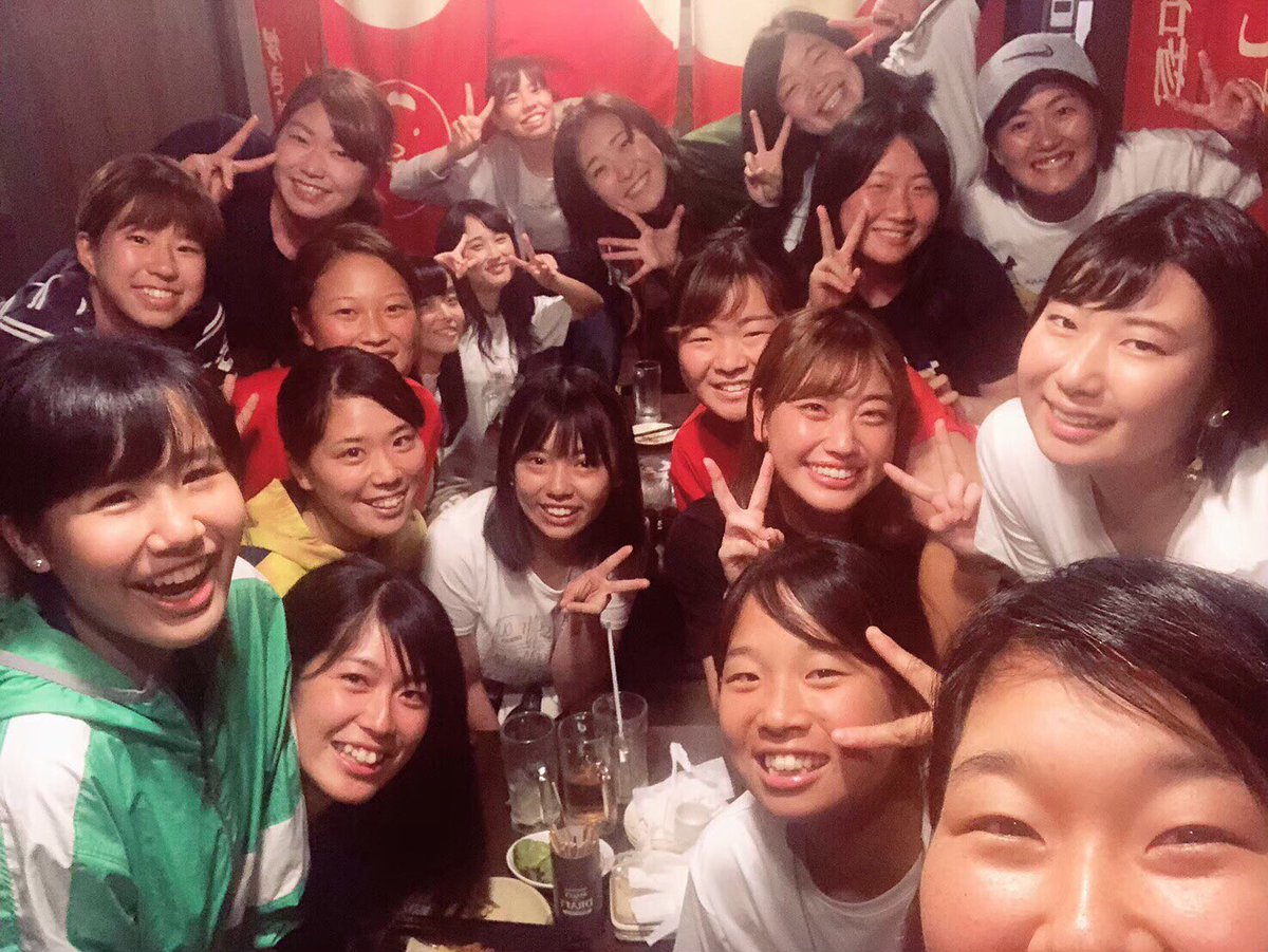 kclax2019's tweet image. おはようございます！
女学院ラクロス部の良さの１つ☝️
それはこの写真の通り、学年関係なく仲が良いところです👭💕
写真は1・2回生のベイビー会、3・4回生のシニア会の様子です🤗✨
ラクロス部に入らなきゃこんな出会いはありません！

#春から神戸女学院大学