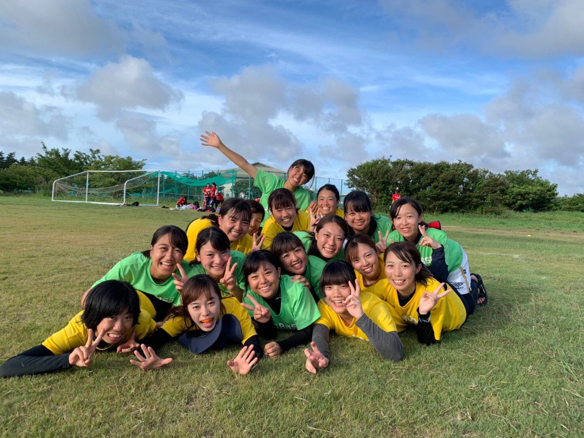 kclax2019's tweet image. おはようございます！
女学院ラクロス部の良さの１つ☝️
それはこの写真の通り、学年関係なく仲が良いところです👭💕
写真は1・2回生のベイビー会、3・4回生のシニア会の様子です🤗✨
ラクロス部に入らなきゃこんな出会いはありません！

#春から神戸女学院大学