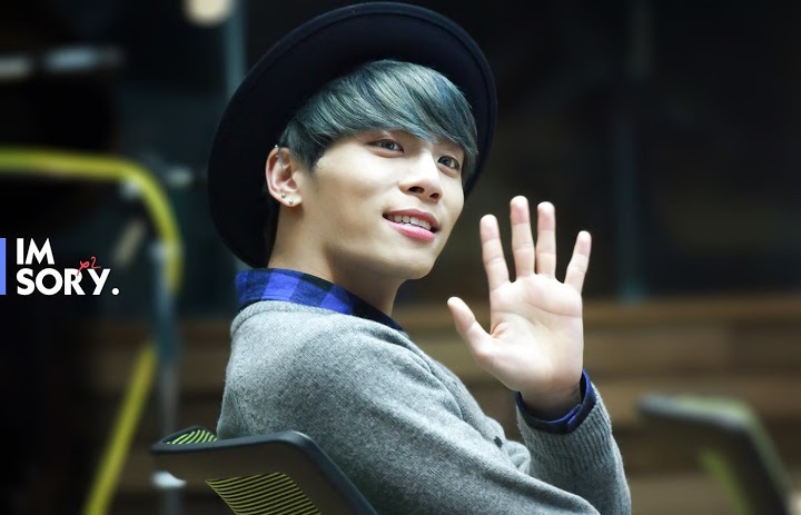 This look was far too short lived, the only images I found were from MBC Blue night radio(which he joined in July 2014)...Blue haired Jjong...Really was once in a blue moon?(December 2014)
