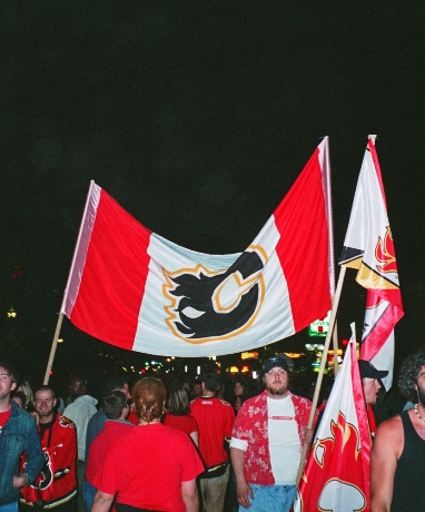 laine_ca's tweet photo. @commie22 @NHLFlames I always assumed the guy in the red shorts had lost a bet, and stayed true to his word. Wow, 16 years ago... DVD &amp; VHS rentals were still a thing. Thanks for the replay @Sportsnet ! https://t.co/W8bTJ2kIpP