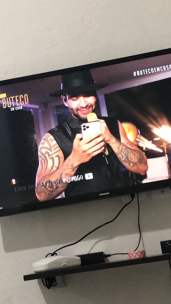 stephaness's tweet photo. Assistindo a live do imperador Gusttavo Lima! https://t.co/8JDMtNm4Aa