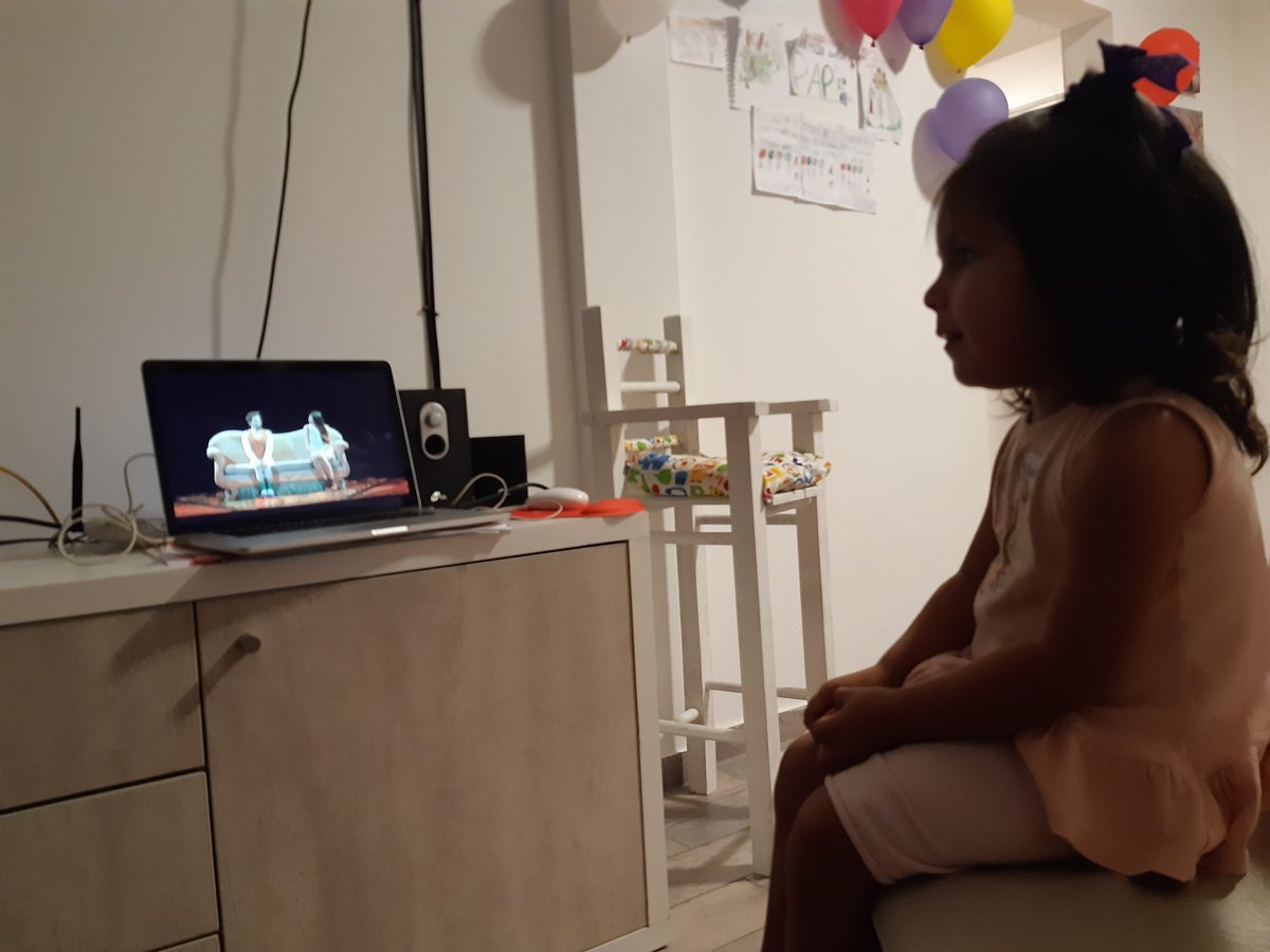 edsanta26's tweet photo. Todos en casa viendo #CirqueduSoleil #CirqueConnect https://t.co/srJl44JAfE