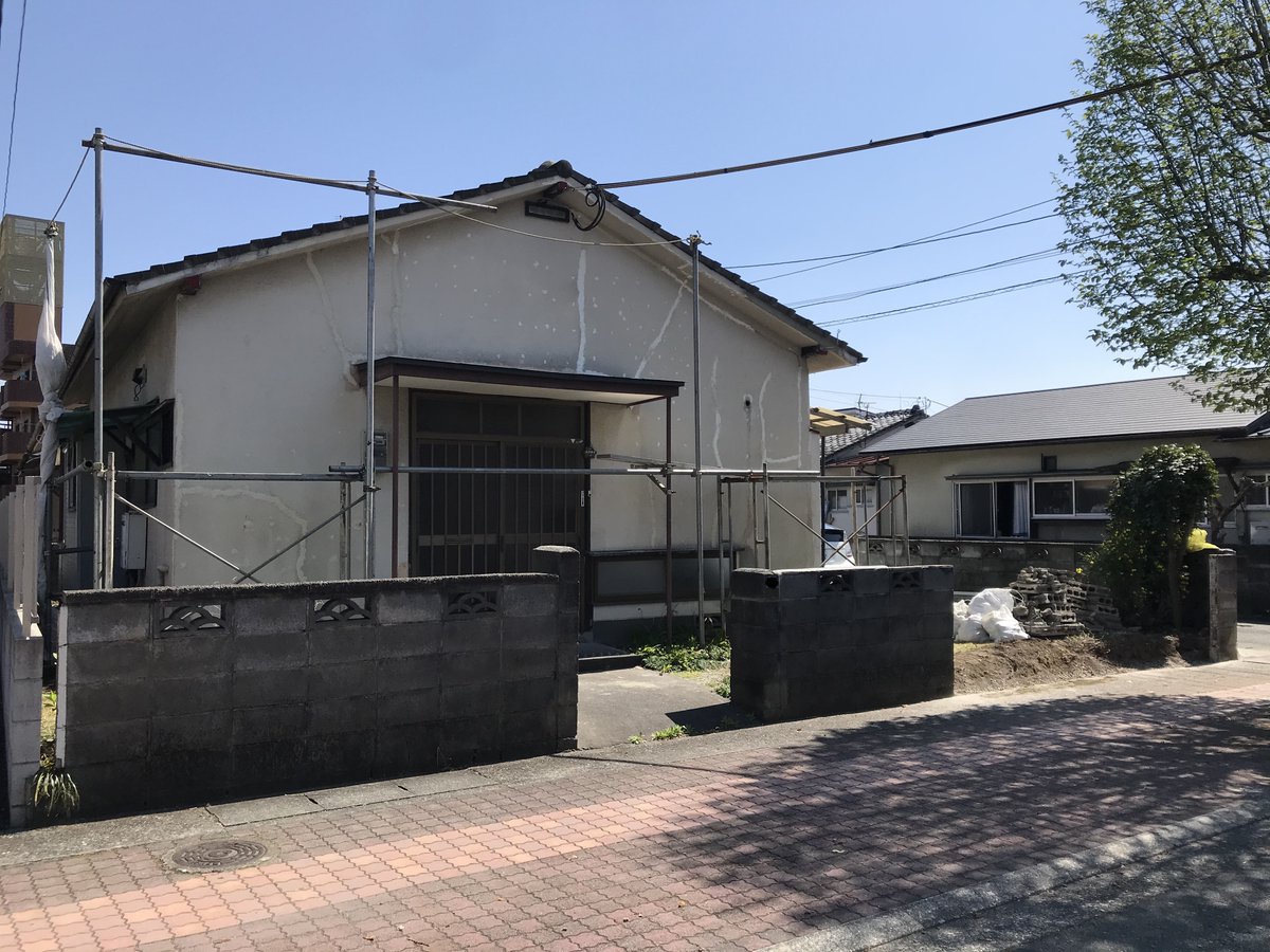 higosmile's tweet photo. 30年以上居住されていた築古戸建の再募集。
建物自体で見るとただの築古物件だったのですが、
敷地面積が広く、好立地。
外壁補修とブロック解体、最低限の改修、特殊な条件設定にてプランニング。
賃料２０％アップで成約頂きました！
入居者様もオーナー様も大変喜んでいただきました＾＾ https://t.co/3vTdBPwfW1