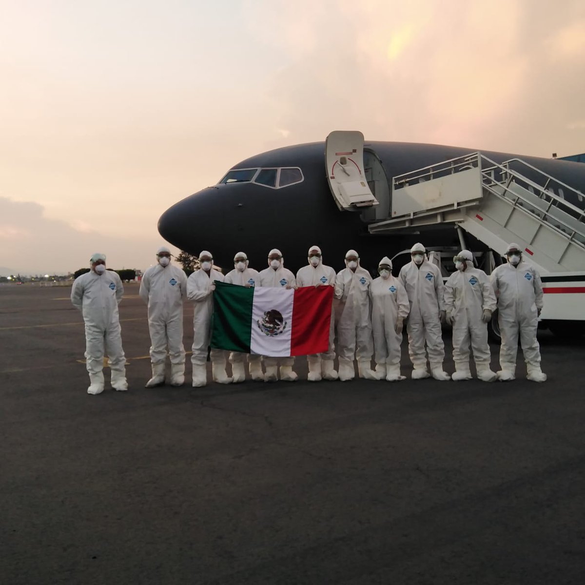SRE_mx's tweet photo. 📄 La @SRE_mx y @SEDENAmx realizan vuelo humanitario.

Lee el comunicado
👉 https://t.co/lKYl9br0mT https://t.co/hX6PH0q3C1