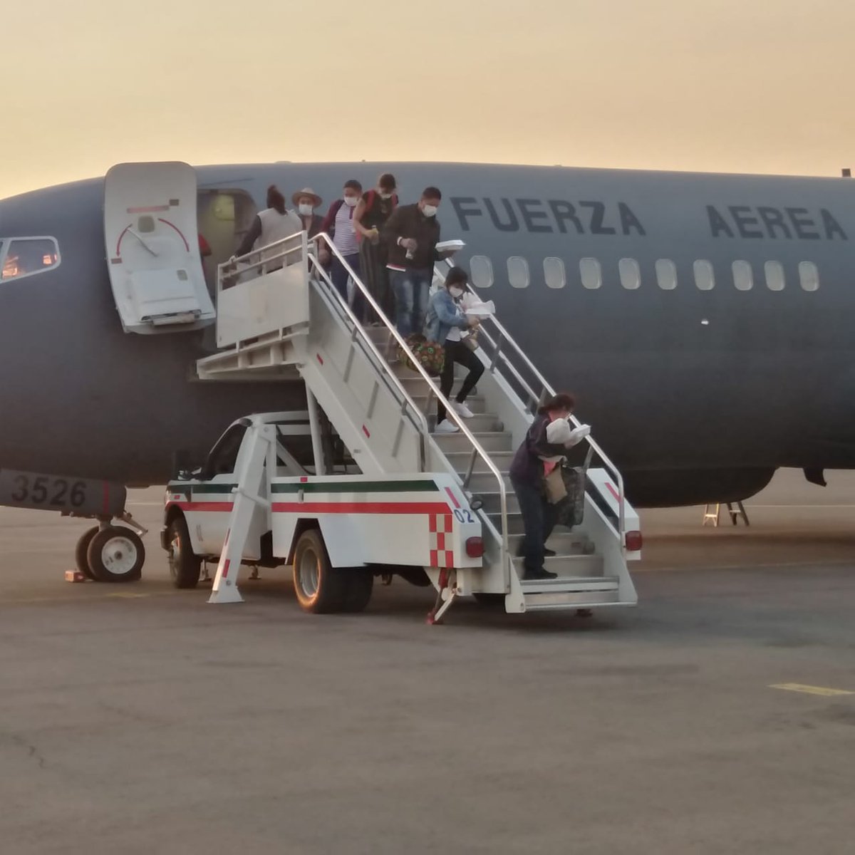 SRE_mx's tweet photo. 📄 La @SRE_mx y @SEDENAmx realizan vuelo humanitario.

Lee el comunicado
👉 https://t.co/lKYl9br0mT https://t.co/hX6PH0q3C1
