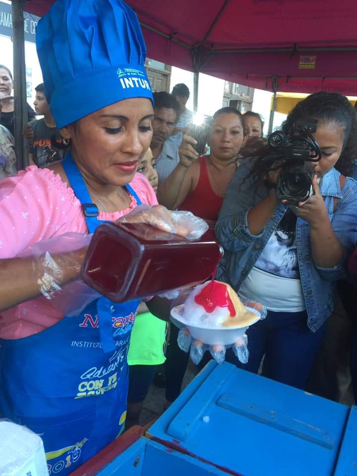 TaniaEl19's tweet photo. Mefcca León realizo el III Concurso del Raspado con la participación de protagonistas del municipio, resultando ganador del primer lugar  el señor Reynaldo Antonio Varela.
#NicaraguaPazYBien 
#Redfsl https://t.co/zQWOxAXQFY