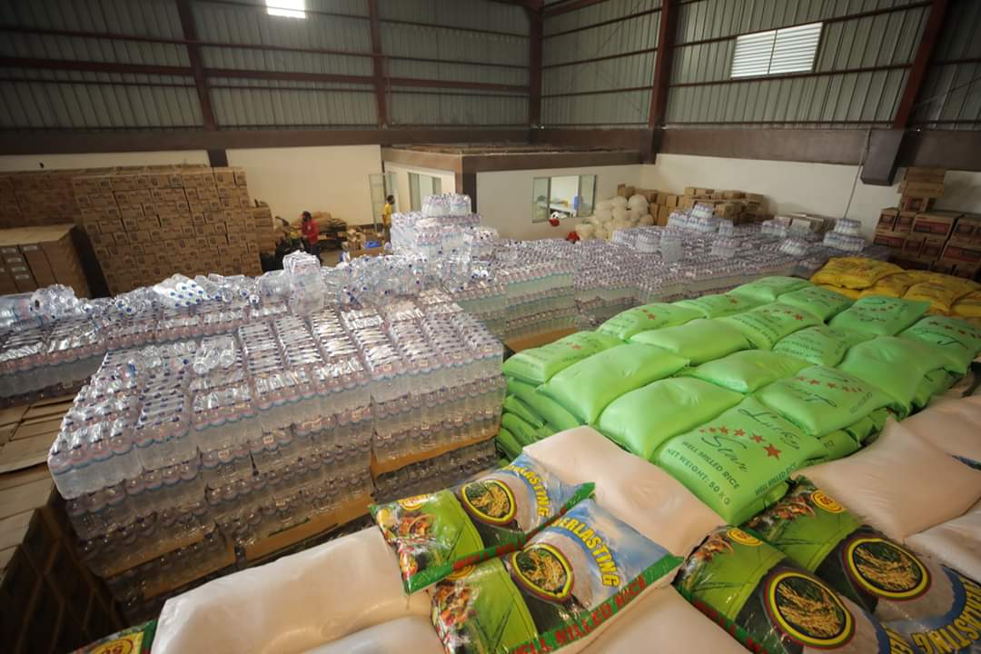 IloveTaguig1's tweet image. Puspusan ang repacking ng stay-at-home family food packs para maihatid sa mga Taguigeño. 

Dinagdagan pa ng Taguig City government ang repacking areas upang masiguro na mas madami ang maibibigay sa araw araw na house-to-house distribution ng stay-at-home food packs na ito.