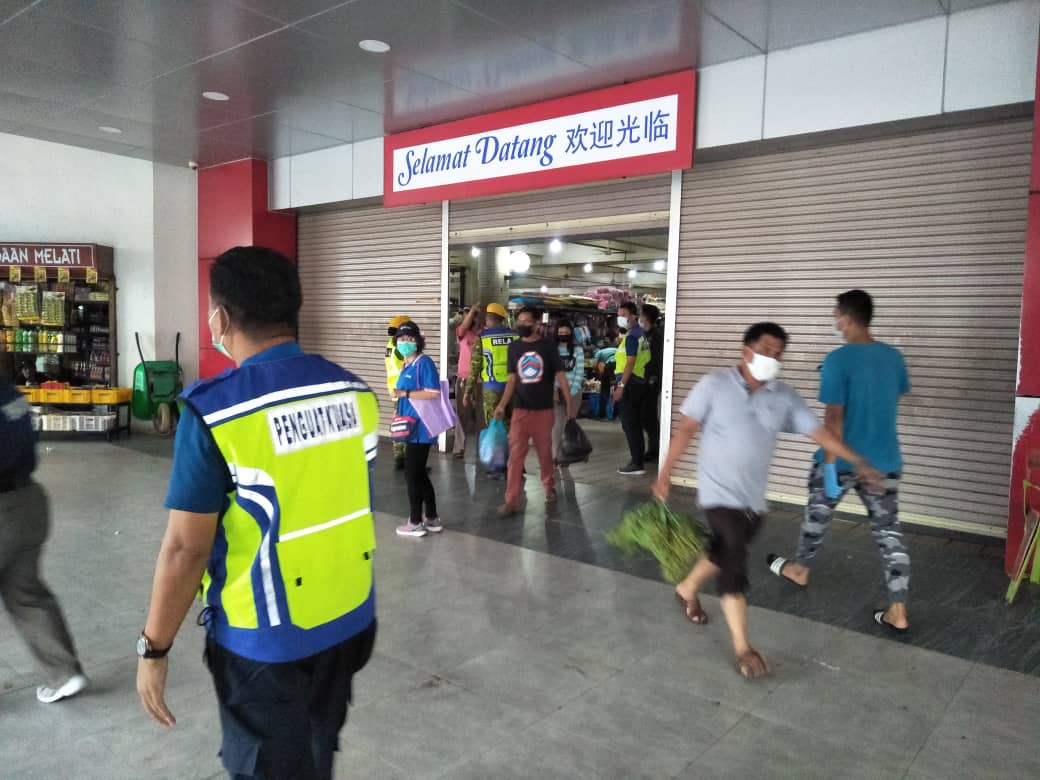 myTawau's tweet photo. disertakan Gambar Pemantauan Pasar Ikan &amp; Pasar Tanjung, Tawau. Bahagian Penguatkuasa MPT bersama PDRM seawal pukul 5.30 a.m
 29 March 2020.

#myTawau
✔Berbelanja bijak
✔ Jaga kebersihan 
✔ Jangan keluar rumah kalau tak perlu
✔ Terus tenang dan doa doa doa. https://t.co/TJEgxXM5hR