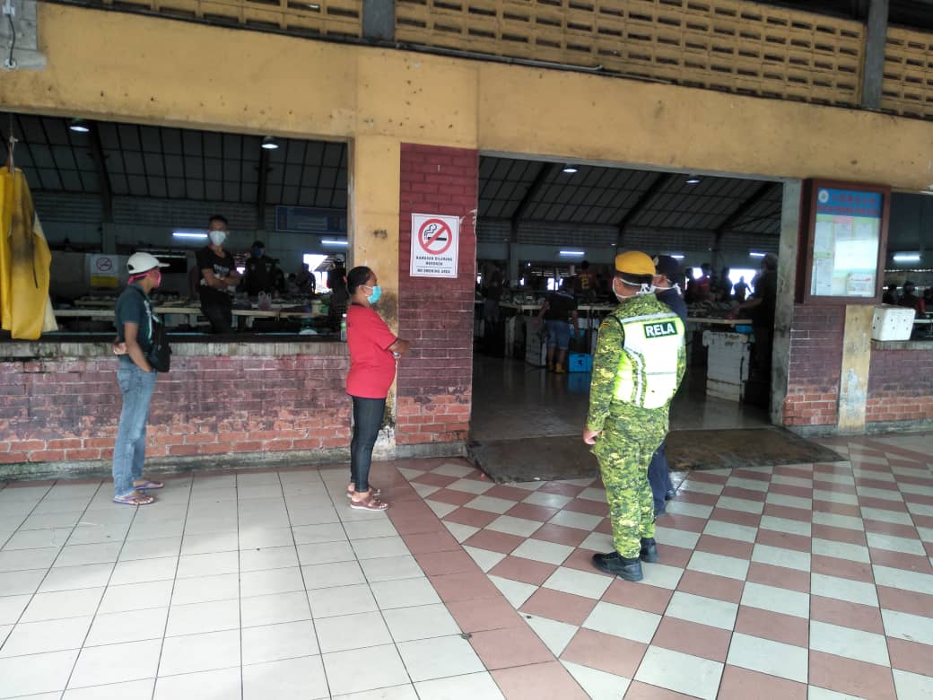 myTawau's tweet photo. disertakan Gambar Pemantauan Pasar Ikan &amp; Pasar Tanjung, Tawau. Bahagian Penguatkuasa MPT bersama PDRM seawal pukul 5.30 a.m
 29 March 2020.

#myTawau
✔Berbelanja bijak
✔ Jaga kebersihan 
✔ Jangan keluar rumah kalau tak perlu
✔ Terus tenang dan doa doa doa. https://t.co/TJEgxXM5hR