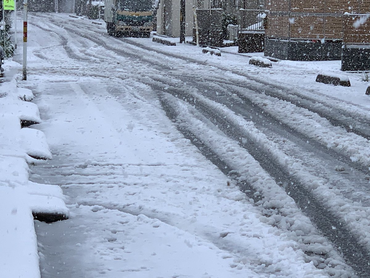 Tatsuki Tomikawa M D Ph D 血液内科医 4月よりクリニック副院長 A Twitter 朝から降雪が続き さらに路面の積雪量増えております 車載外気温計も0 5度 ぐんと気温上がれば溶けるのですが しばらく時間かかりそうです