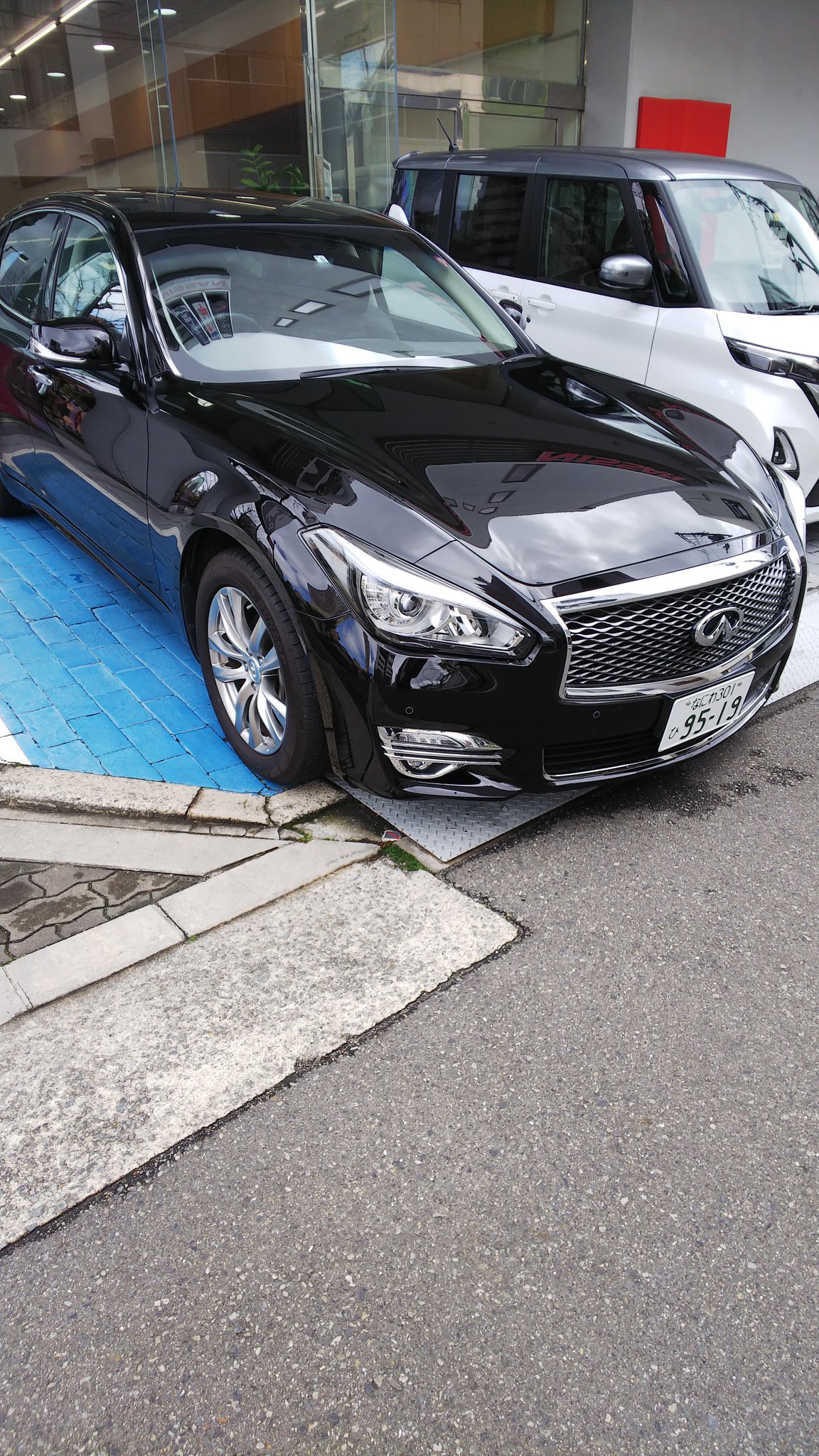 個柴 当初はｔ社のクラウンを考えましたが やはり日産好きの私はフーガかシーマに絞りました 最終判断の為 日産大阪堀江店にて現車確認と試乗をさせてもらいました セドリックとは別次元な車でした 今回は商売にならない私に神対応の日産大阪堀江店の森田