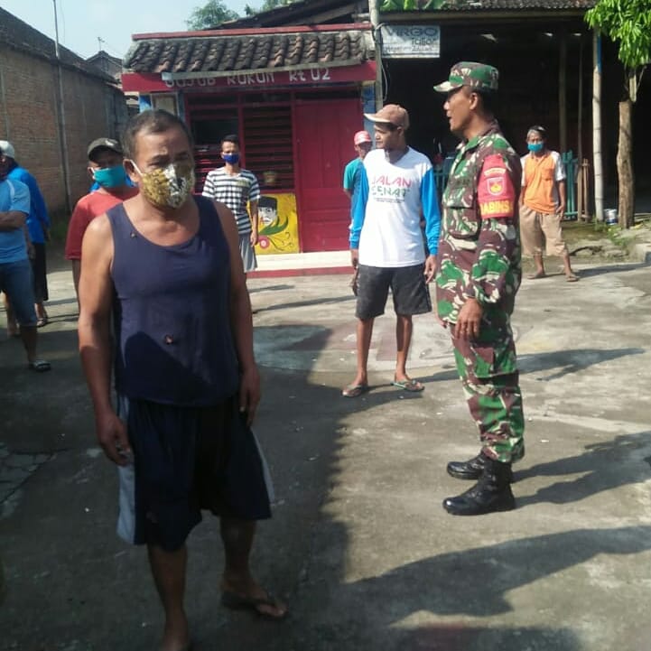 11Ngemplak's tweet image. #pendim Sertu Sugianto Koramil 11/Ngemplak sedang melaksanakan kegiatan penyemprotan penanggulangan *Covid 19* diwilayah binaan.