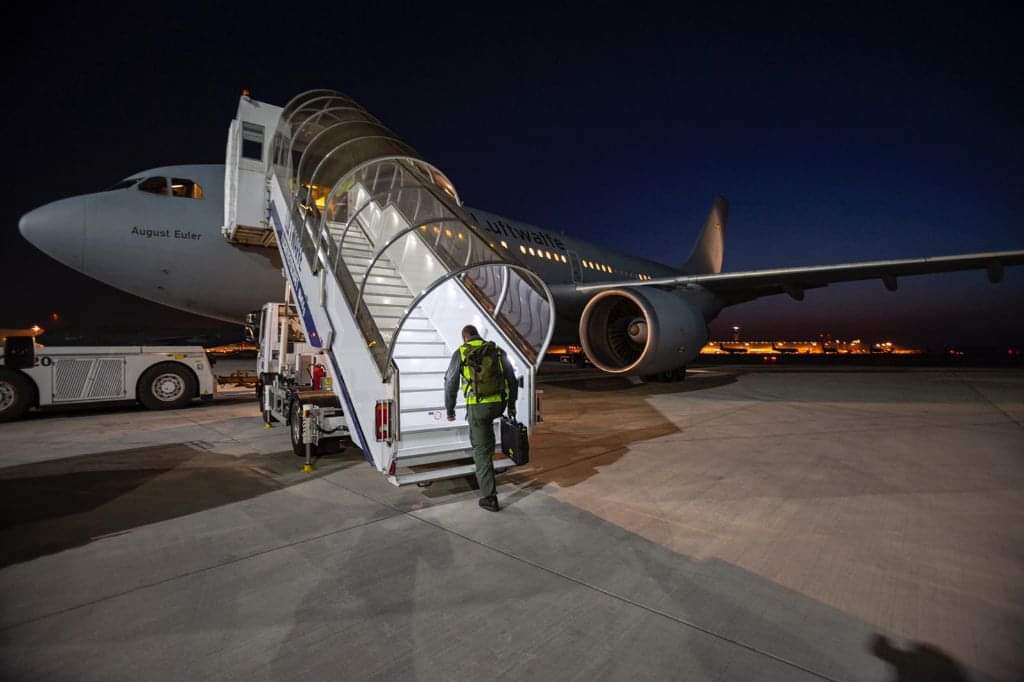 JuankVillagomez's tweet photo. Alemania activa su avión de la UCI, un Airbus A310 MedEvac, para llevar a los pacientes de #covid19 desde Italia a hospitales en Alemania. El avión tiene una capacidad de 44 camas, de las cuales 16 son para pacientes de cuidados intensivos y hasta 25 miembros del personal médico. https://t.co/DhJb6jJX51