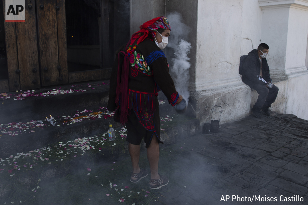 An indigenous spiritual guide burns incense during a ceremony praying to prevent the spread of the new coronavirus in his community, in front of the Santo Tomas Catholic church in Chichicastenango, Guatemala, Saturday, March 28, 2020. #Covit19