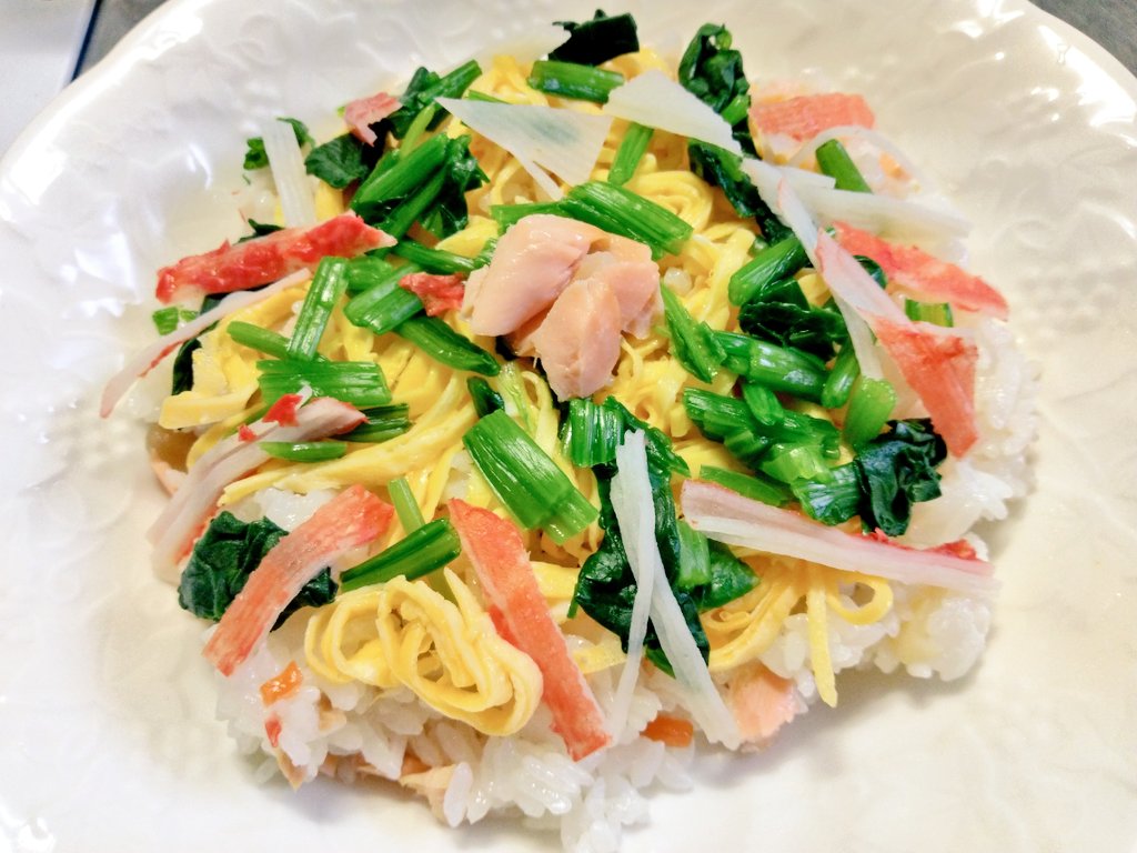 sollna_san's tweet photo. “鮭のちらし寿司”

焼き鮭のほぐし身を桜に見立てて、食卓だけでも春カムバック！！

#そるるなさんちの台所
#お腹ペコリン部
#料理好きな人と繋がりたい
#食卓に春を
#鮭
#ちらし寿司
#ComebackSpring https://t.co/X3cp40o2Xv