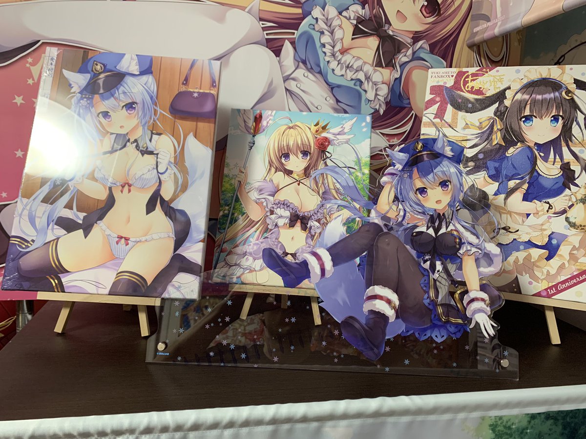 ヘルリッヒ V Twitter 昨日買ってきたあめとゆき先生 Ameto Y のアクリルフィギュアとタペストリー飾れた タペストリー は向きや配置変更で天井を仕様変更 やっぱ天井に飾るの大変 ズレるから