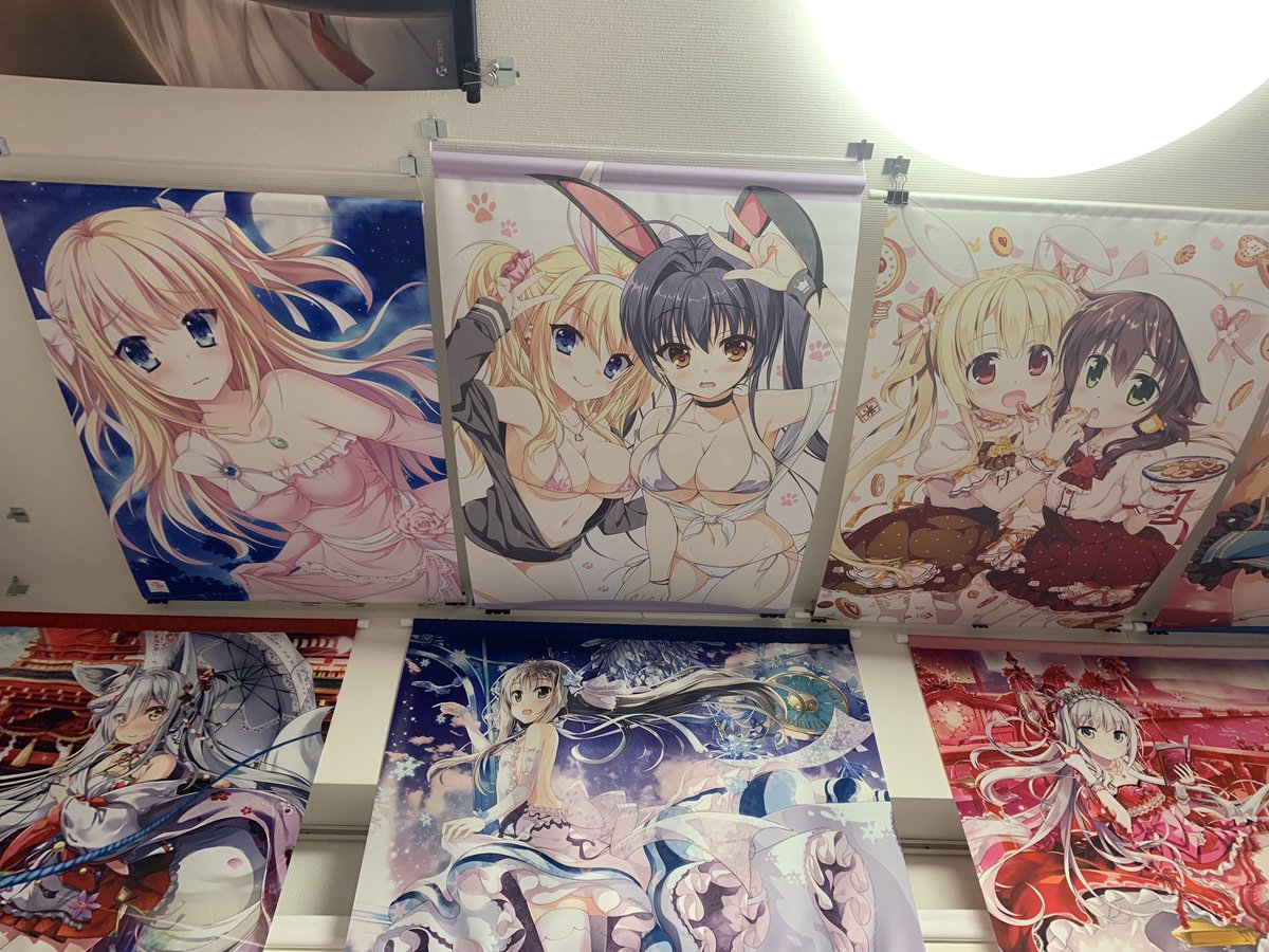 ヘルリッヒ V Twitter 昨日買ってきたあめとゆき先生 Ameto Y のアクリルフィギュアとタペストリー飾れた タペストリー は向きや配置変更で天井を仕様変更 やっぱ天井に飾るの大変 ズレるから