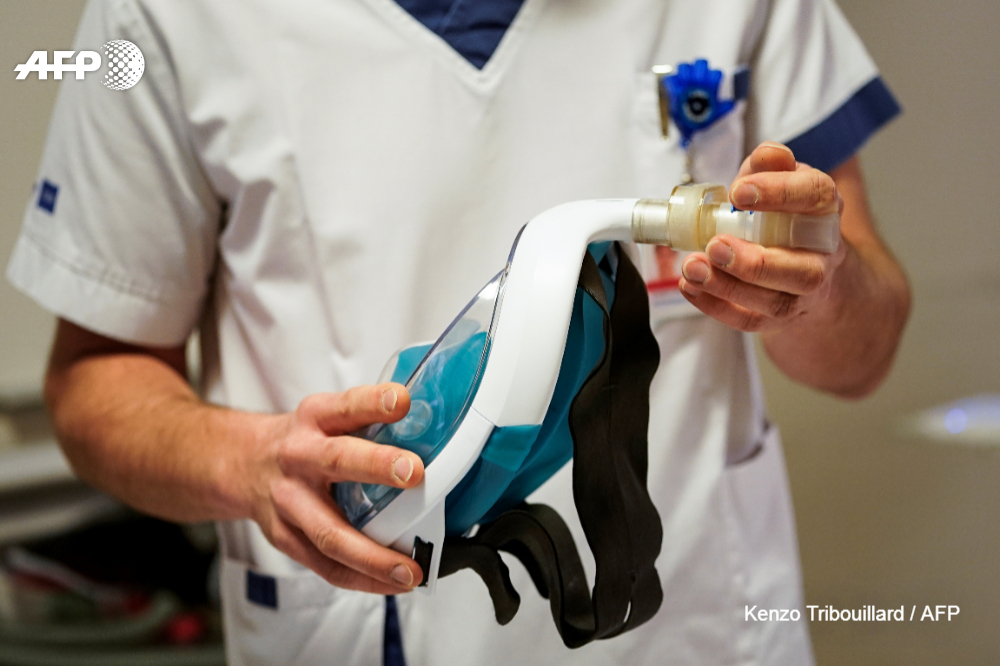 AFP's tweet photo. As hospitals face an overload of COVID-19 patients struggling to breathe, innovative medical staff are turning to snorkelling masks from sports stores to stop their lungs collapsing https://t.co/WZM67PF0Bg https://t.co/SHAt5YLFko