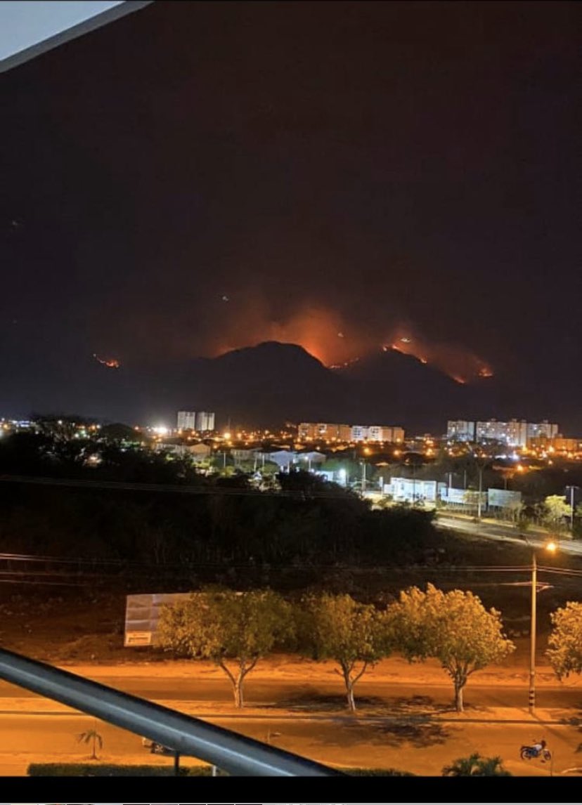 5 días lleva quemándose la Sierra Nevada de Santa Marta!!! Por dios! Donde está la respuesta del Estado y de las autoridades? Esto es una masacre ambiental! <a href="/MinAmbienteCo/">MinAmbiente Colombia</a> <a href="/IvanDuque/">Iván Duque 🇨🇴</a> <a href="/conycamelo/">Cony Camelo</a> <a href="/DeLaCalleHum/">Humberto de la Calle</a> <a href="/DanielSamperO/">Daniel Samper Ospina</a> <a href="/ZuluagaCamila/">Camila Zuluaga</a> <a href="/SaninPazC/">Carolina Sanín</a> <a href="/RevistaSemana/">Revista Semana</a> <a href="/SosSemana/">@SosSemana</a>