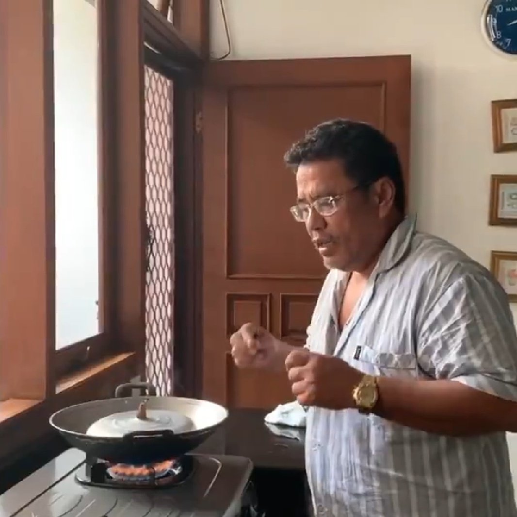 tiarbah's tweet photo. Sesultan-sultannya lord hotman, gagang tutup pancinya yg udah jebol aja diganti pake kayu ❤ https://t.co/0AApRazoar