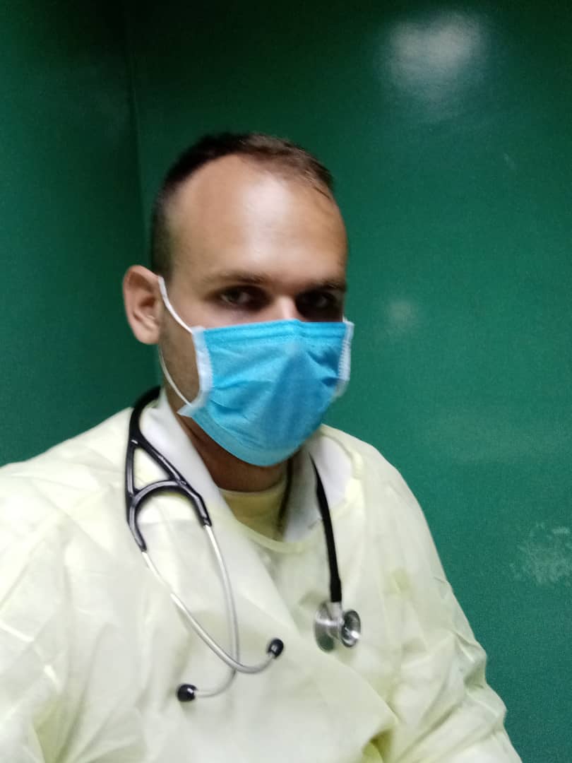 Mi hijo de guardia, a más de 100 kilómetros de su hogar, en zona remota, de difícil comunicación, cumpliendo con su deber frente esta coyuntura.
Los revolucionarios, no privilegiamos a nuestros hijos y  damos el ejemplo, para defender y servir a nuestro pueblo, donde se requiera.
