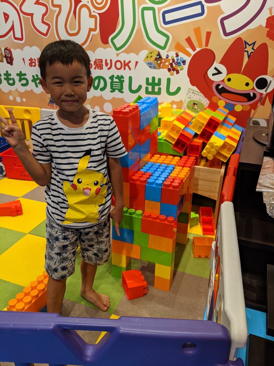 ホテルオーシャン那覇国際通り 大きいイスの完成だぁ ホテルオーシャン Hotelocean 沖縄 那覇 国際通り 子供に優しいホテル オーシャンシーサー 沖縄旅行 男の子ママ 家族旅行 子連れ沖縄 キッズスペース ロボット ブロック ママリ